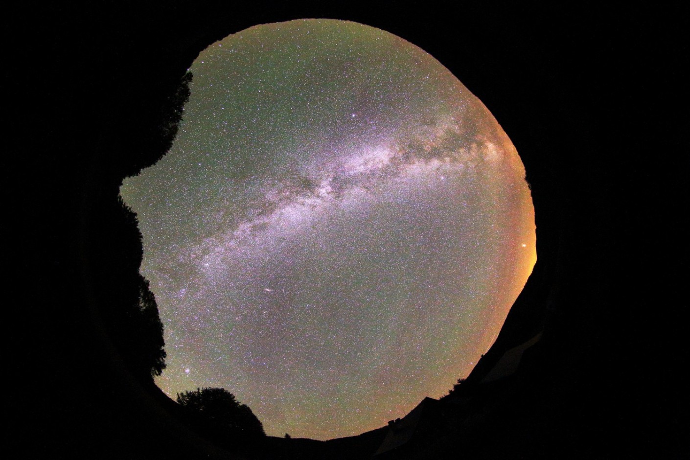 Airglow. Canon 6Da, Sigma Art 1.4/24 mm, exp. 15 sek., počet expozícií 1, ISO 6400, 12.8.2018, 00:02 UT, RNDr. J. Mäsiar, Krajská hvezdáreň v Žiline